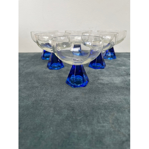 336 - 6 x Blue and clear glasses