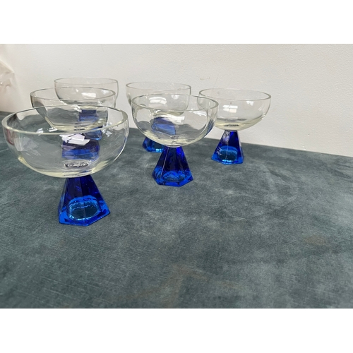 336 - 6 x Blue and clear glasses