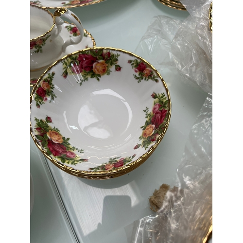 352 - Large selection of Royal Albert Country Roses - Dinnerware -new never been used
18 x 26.5cm dinner p... 