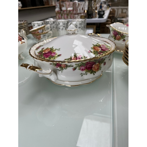 352 - Large selection of Royal Albert Country Roses - Dinnerware -new never been used
18 x 26.5cm dinner p... 