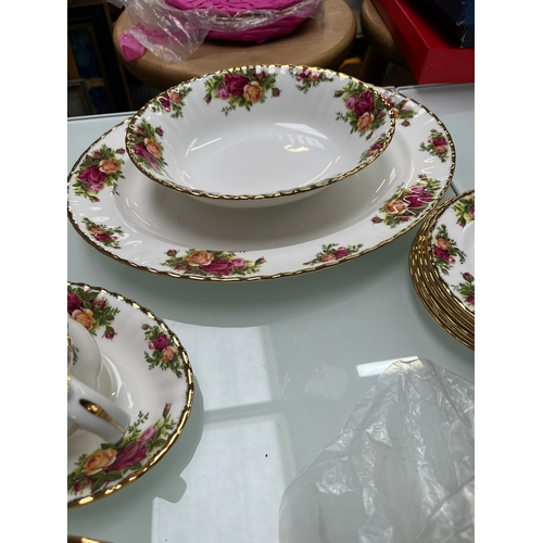 352 - Large selection of Royal Albert Country Roses - Dinnerware -new never been used
18 x 26.5cm dinner p... 