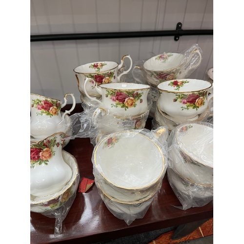 354 - Large selection of Royal Albert Old Country Roses  new never been used
3 x Teapots 
3 x Sugar bowls
... 