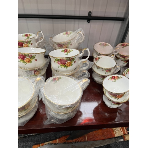 354 - Large selection of Royal Albert Old Country Roses  new never been used
3 x Teapots 
3 x Sugar bowls
... 