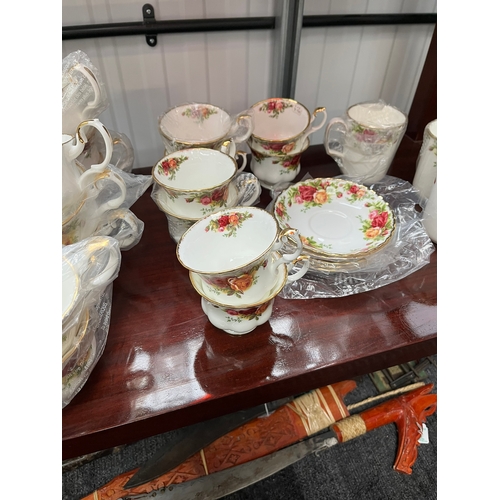 354 - Large selection of Royal Albert Old Country Roses  new never been used
3 x Teapots 
3 x Sugar bowls
... 