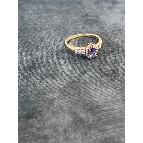 518 - 14ct Yellow gold hallmarked amethyst/ tanzanite ring 

2.7g