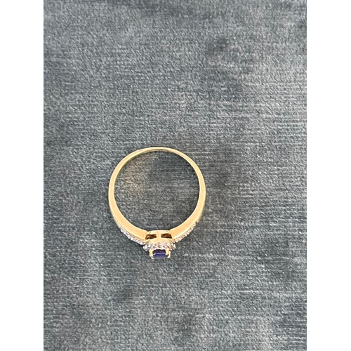 518 - 14ct Yellow gold hallmarked amethyst/ tanzanite ring 

2.7g