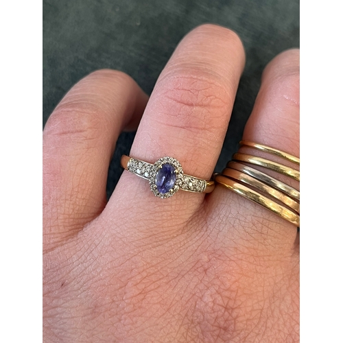 518 - 14ct Yellow gold hallmarked amethyst/ tanzanite ring 

2.7g