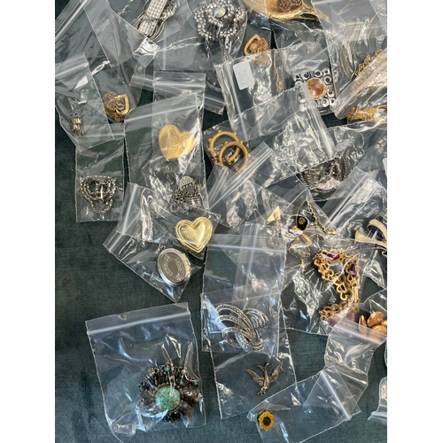 538 - Large assorted job lot of various costume jewelry