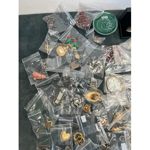 538 - Large assorted job lot of various costume jewelry