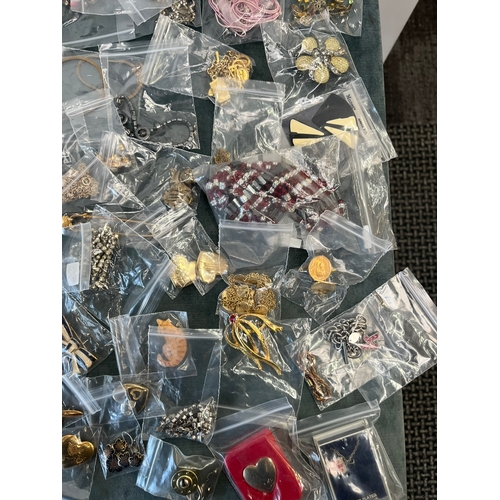 538 - Large assorted job lot of various costume jewelry