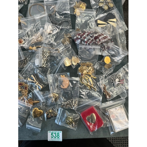 538 - Large assorted job lot of various costume jewelry