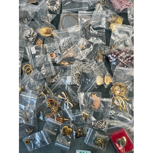 538 - Large assorted job lot of various costume jewelry