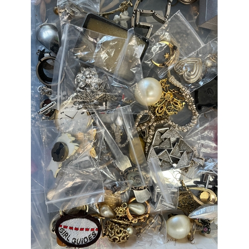 538 - Large assorted job lot of various costume jewelry