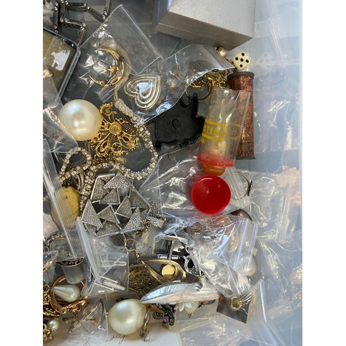 538 - Large assorted job lot of various costume jewelry