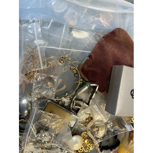 538 - Large assorted job lot of various costume jewelry