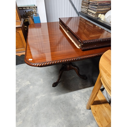 46 - Extending pie crust dining table with two extra leaves. With ball and claw feet.