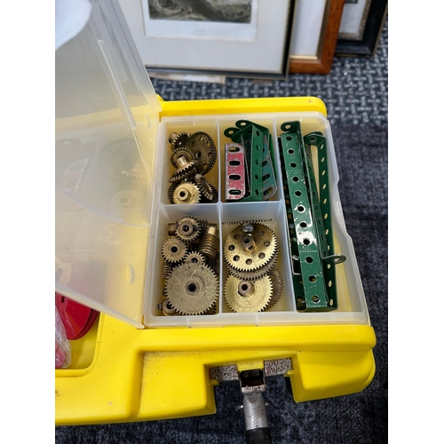 274 - Various vintage Meccano including clockwork motors