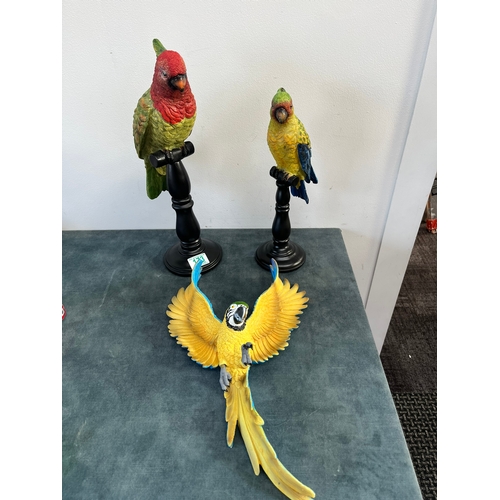 173 - Large resin wall hanging of a macaw and 2 x resin ornaments of parrots on a perch