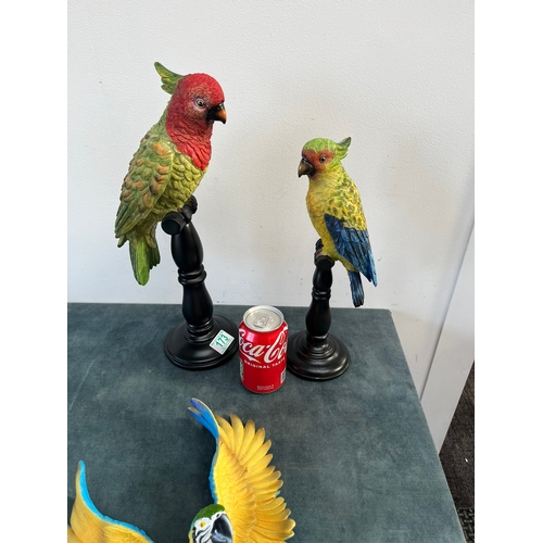 173 - Large resin wall hanging of a macaw and 2 x resin ornaments of parrots on a perch