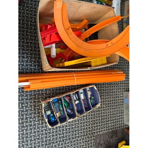 344 - Hotwheels track and cars