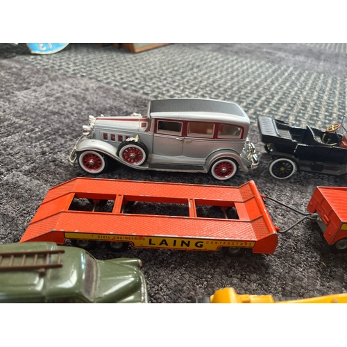 357 - Vintage model cars and construction models