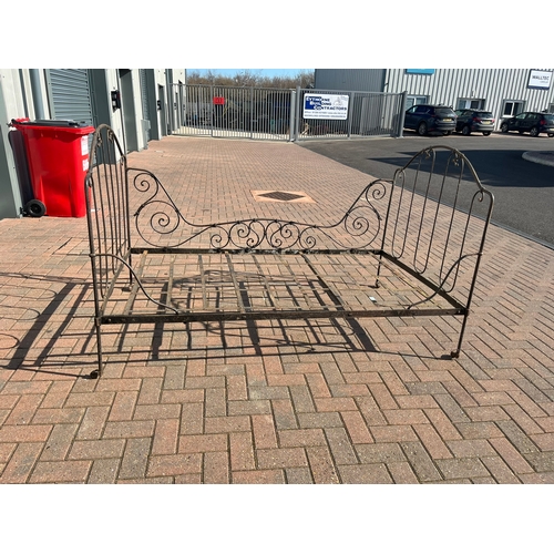 65 - Large antique French wrought iron folding day bed. Ideal for garden display