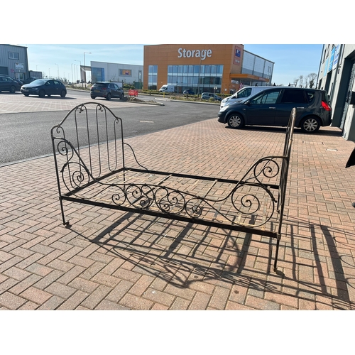 65 - Large antique French wrought iron folding day bed. Ideal for garden display