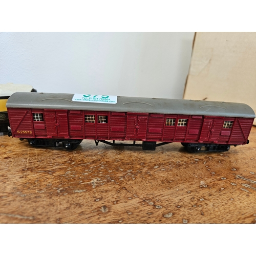 375 - Assorted Tri-ang ect model trains