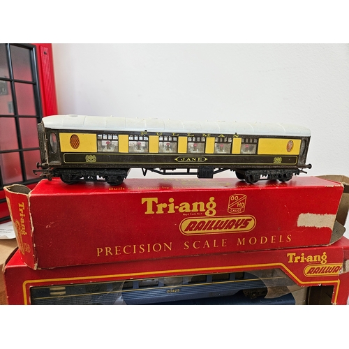 375 - Assorted Tri-ang ect model trains