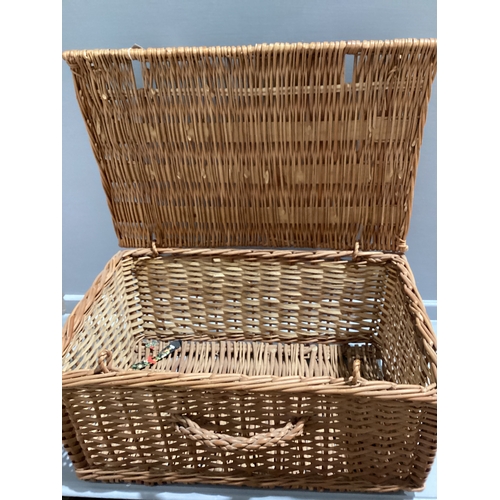 465 - Wicker Basket & Carlton Bag