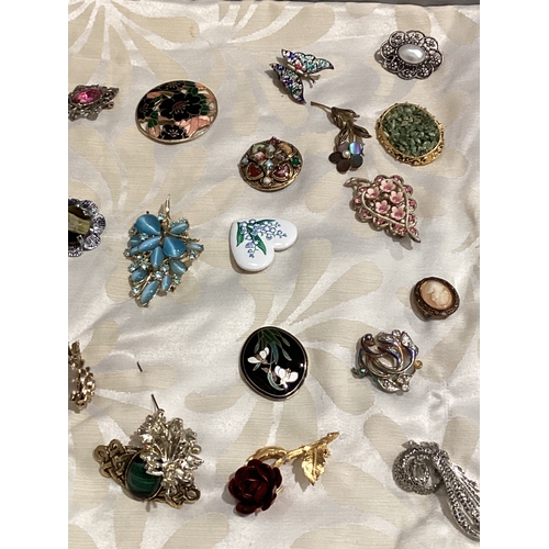 517 - 31 Various Costume Brooches