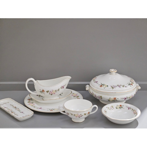 109 - 29 Pc Wedgwood Mirabelle R4537 Dinnerware