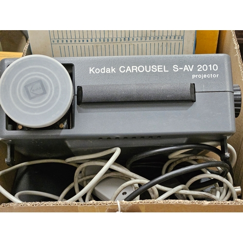 416 - Kodak Carousel  S-AV 2010 Projector With Circular Slide Magazines