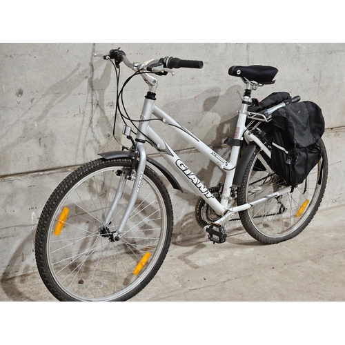 960 - Ladies Sedona Giant Bicycle With Pannier