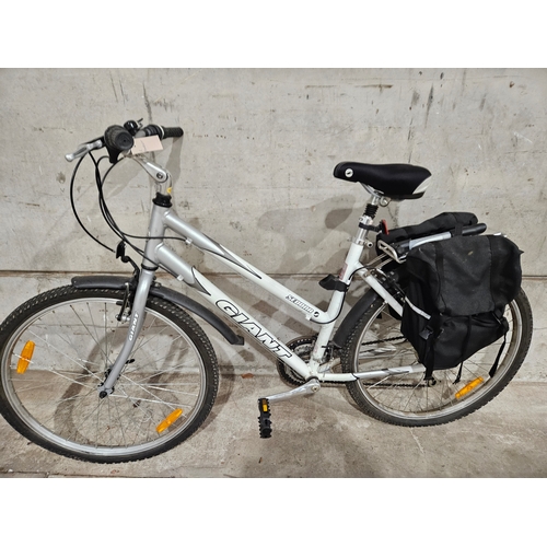 960 - Ladies Sedona Giant Bicycle With Pannier