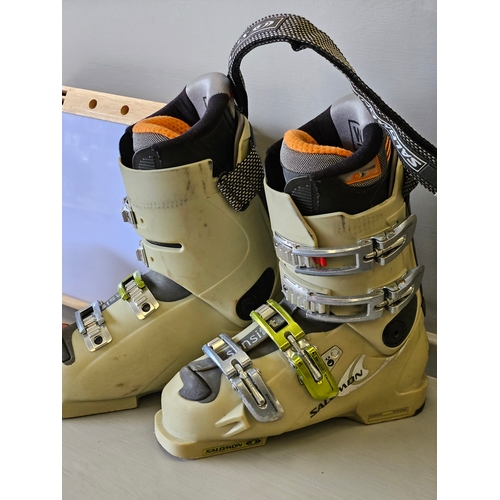 418 - A Pair Of Ski Boots, Quantity Of Buttons Etc