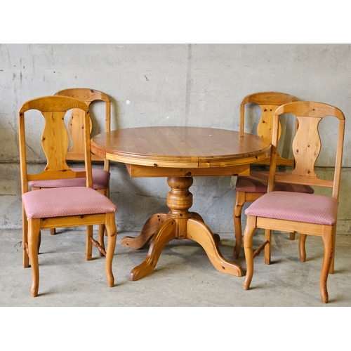 730 - Round Pine Kitchen Table H76cm W106cm & 4 Chairs