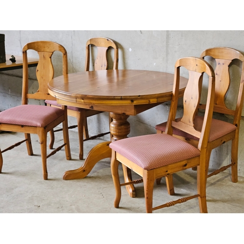 730 - Round Pine Kitchen Table H76cm W106cm & 4 Chairs