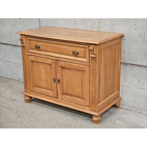 816 - Reproduction Oak TV Cabinet H79cm W98cm D49cm