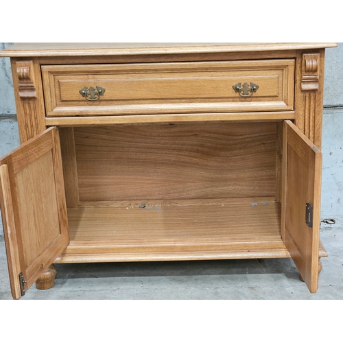 816 - Reproduction Oak TV Cabinet H79cm W98cm D49cm