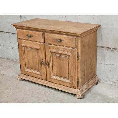 817 - Reproduction Oak Small Sideboard H78cm W100cm D48cm