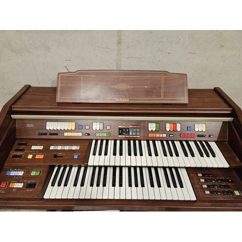 820 - Technics PCM Sound E44 Electric Organ & Stool