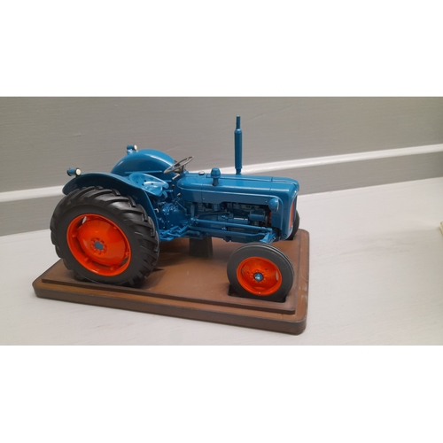 25 - Model 1958 Fordson Dexta No 259 Scale 1:16 In Display Case With Box