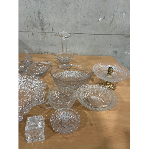 87 - Box Incl Cut Glass Table Pieces, Bowls, Etc