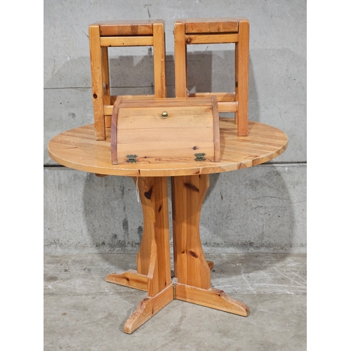 759 - Round Pine Kitchen Table, 2 Stools & Bread Bin