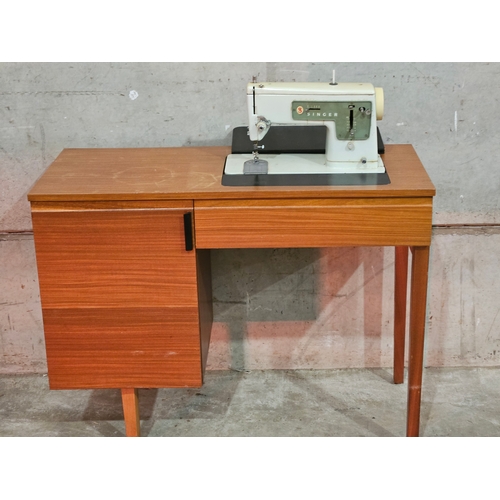 872 - Singer Sewing Machine In Table