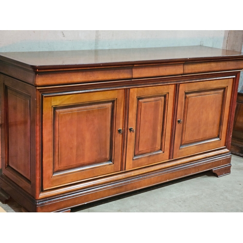 879 - Reproduction Mahogany Sideboard With Keys H97cm W182cm D53cm