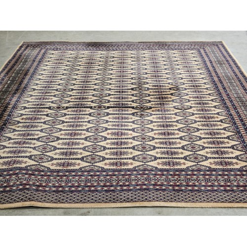 981 - Chambord Blue/Beige Patterned Wool Rug 240cm x 340cm