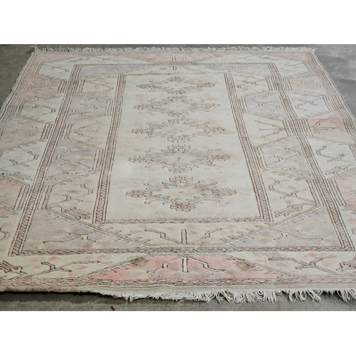 983 - Cream/Pink Patterned Rug 193cm x 273cm