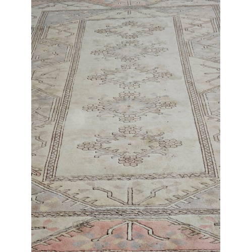 983 - Cream/Pink Patterned Rug 193cm x 273cm